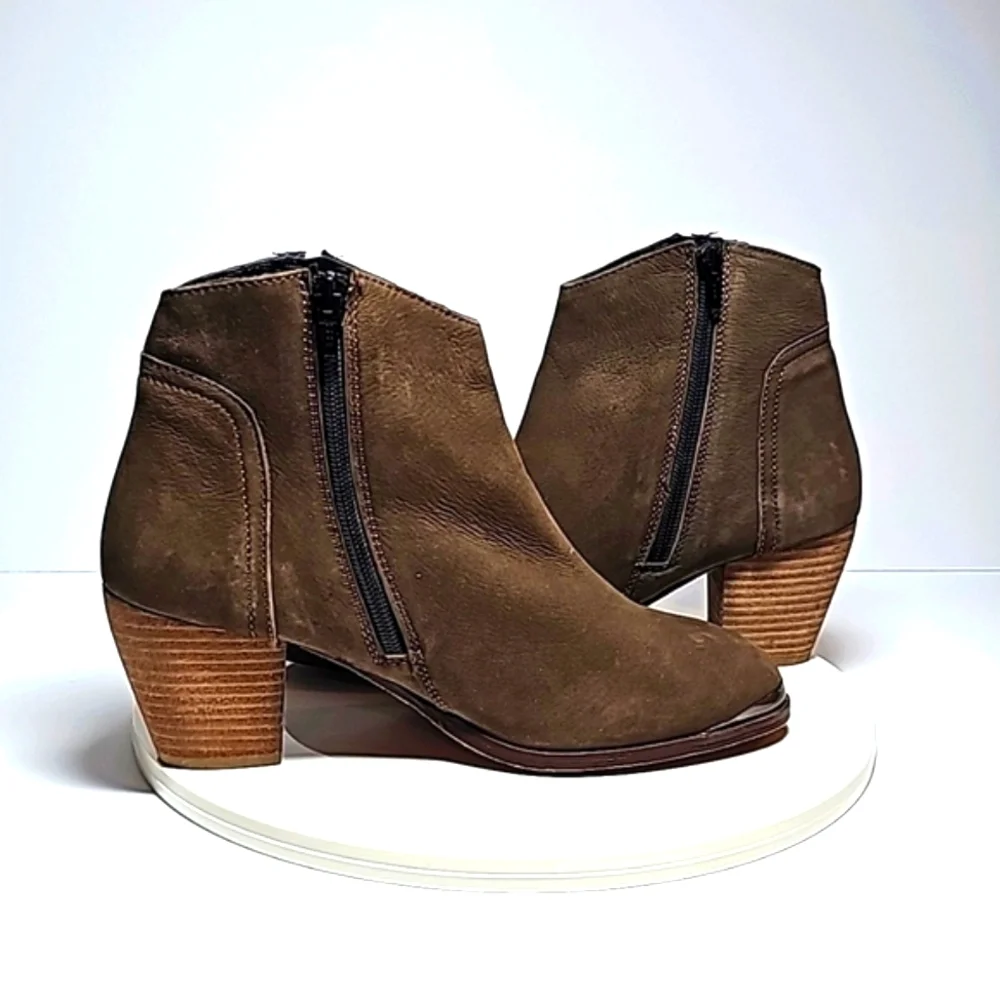 Diba True Swing Brown Leather Ankle Boots Side Zip Block Heel 8.5 NWOT Western